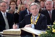Pat Cox trägt sich in das Goldene Buch der Stadt Aachen ein